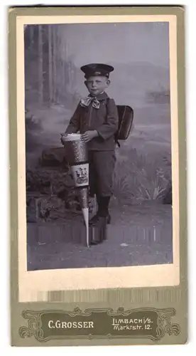 Fotografie C. Grosser, Limbach i /S., Marktstrasse 12, Portrait kleiner Junge mit Ranzen und Schultüte