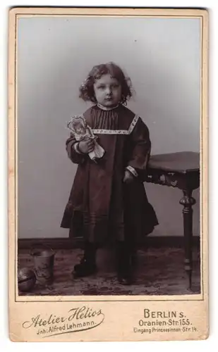 Fotografie Alfred Lehmann, Berlin-S., Oranien-Strasse 155, Portrait kleines Mädchen im Kleid mit Puppe