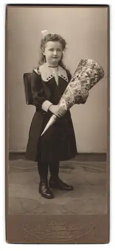 Fotografie Franz Nössler, Leipzig, Peterssteinweg 17, Portrait kleines Mädchen im Kleid mit Ranzen und Schultüte