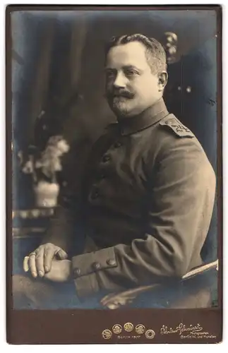 Fotografie Atelier Schubert, Berlin, Portrait Soldat in Feldgrau mit Schulterstück Regiment 24