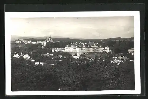 AK Rychnov n. Kn., Schloss gegen Gebirgslandschaft