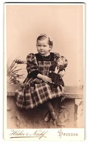 Fotografie Hahn's Nachf., Dresden, Waisenhausstrasse 16, Hanne Steyer im karierten Kleid mit Puppe, Doll