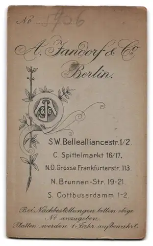 Fotografie A. Jandorf 6 co., Berlin, Bellealliancestr. 1-2, Knabe mit Pickelhaube Preussen und Säbel