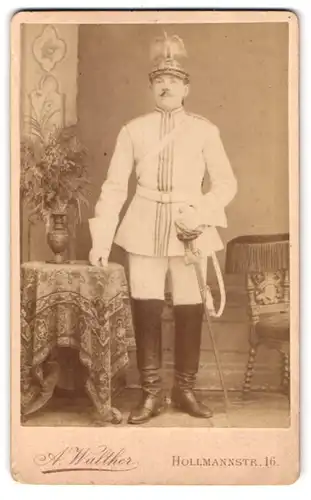 Fotografie A. Walther, Berlin, Hollmannstrasse 16, Soldat der Garde du Corps in Uniform mit Adler-Pickelhaube
