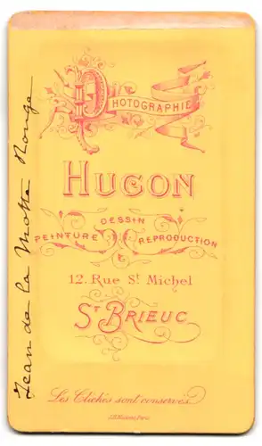 Fotografie Atelier Hugon, St. Brieuc, 12 Rue St. Michel, Knabe in Zuaven-Uniform vor Studiokulisse