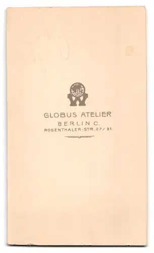 Fotografie Globus Atelier, Berlin, Rosenthalerstrasse 27-31, Knabe in Garde du Corps Uniform mit Pickelhaube & Säbel