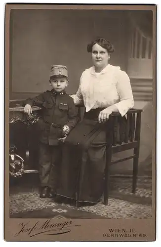 Fotografie Josef Meninger, Wien, Rennweg 69, Österreichischer Knabe in k.u.k. Uniform mit Säbel