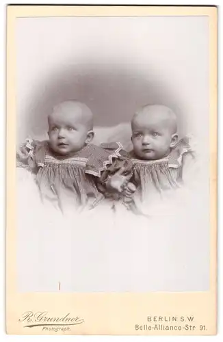 Fotografie R. Grundner, Berlin, Belle-Alliance-Str. 91, Zwillinge - Twins, niedliche Babies tragen das gleiche Kleidchen