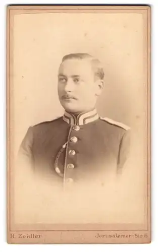 Fotografie H. Zeidler, Berlin, Jerusalemerstrasse 6, Portrait Garde Kürassier in Uniform, Rückseitig Globus Illustration