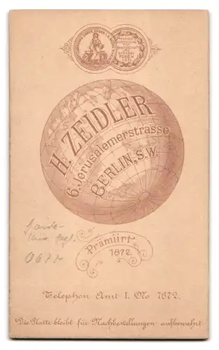 Fotografie H. Zeidler, Berlin, Jerusalemerstrasse 6, Portrait Garde Kürassier in Uniform, Rückseitig Globus Illustration