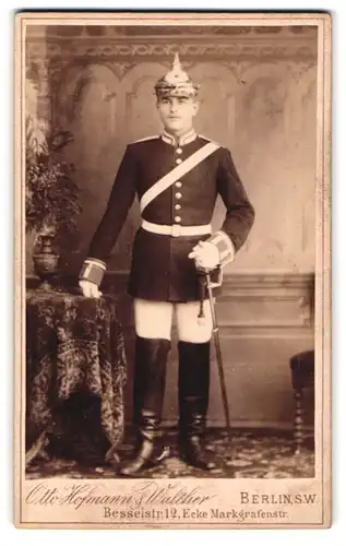 Fotografie Otto Hofmann & Walther, Berlin, Besselstr. 12, Garde Kürassier in Uniform mit Pickelhaube & Säbel