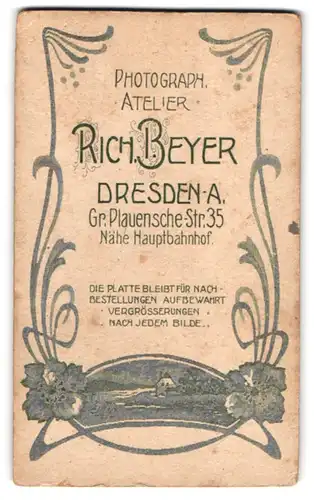 Fotografie Richard Beyer, Dresden, Gr. Plauensche Str. 35, Gehöft am Flusslauf, Ornament - & Blumenverzierung