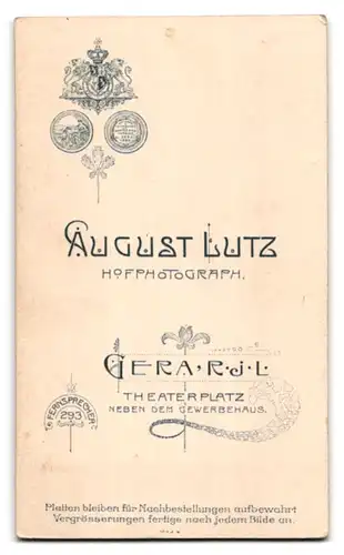 Fotografie August Lutz, Gera, Theaterplatz, kleineks blondes Mädchen im weissen Kleidchen