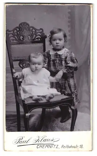 Fotografie Paul Klaus, Chemnitz, Reitbahnstr. 18, Baby im Taufkleid nebst Mädchen im karierten Kleid