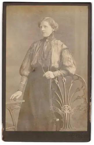 Fotografie Carl Bellach, Leipzig, Gellertstr. 12, Portrait Edeldame trägt Bluse aus Seide