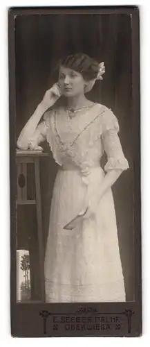 Fotografie C. Seeber Nachf., Oberwiesa, junge Dame mit Fächer im weissen Kleid mit langen Handschuhen