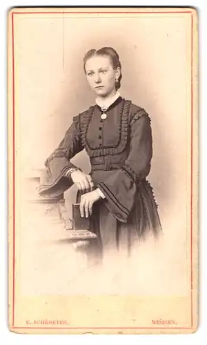 Fotografie E. Schroeter, Meissen, Obergasse 597, Portrait hübsche junge Dame trägt Bluse mit weiten Ärmeln