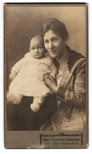 Fotografie Ernst Tremper, Hannover, Heerstrasse 60, glückliche Mutter mit baby im Taufkleidchen