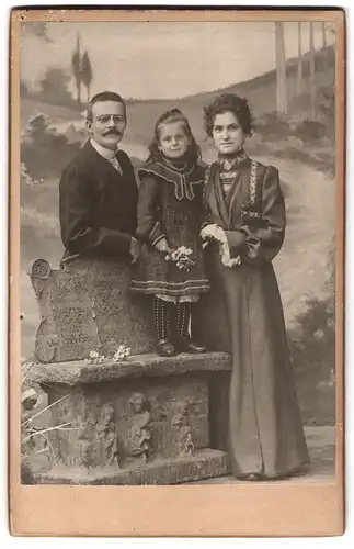 Fotografie unbekannter Fotograf und Ort, Familien-Portrait, Vater im Anzug m. Zwicker, Mutter & Tochter im Sonntagskleid