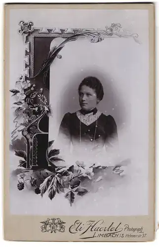 Fotografie Eki Haertel, Limbach i. S., Portrait junge brünette Dame mit Ornament und Blumenverzierung