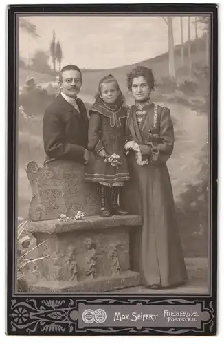 Fotografie Max Seifert, Freiberg i. S., Poststr. 11, Familien-Portrait vor Studiokulisse