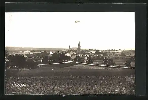 AK Milowitz / Milovice, Teilansicht mit Kirche und Zeppelin