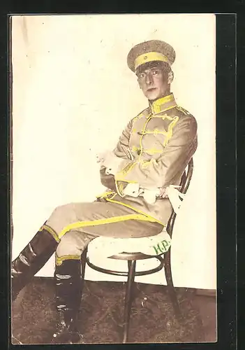Farbfoto-AK Husar in Uniform auf einem Stuhl sitzend