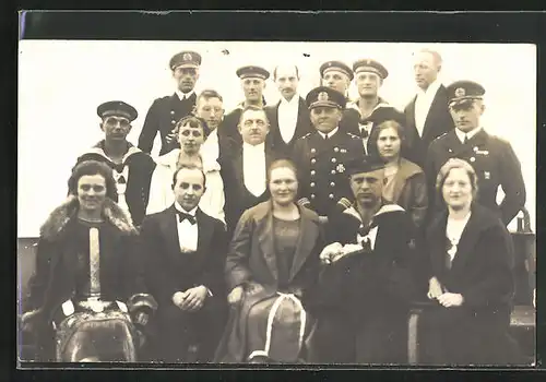 Foto-AK Matrosen mit ihren Frauen, Eisernes Kreuz