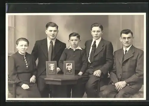 Foto-AK Familienfoto mit Fotos der Söhne in der Marine