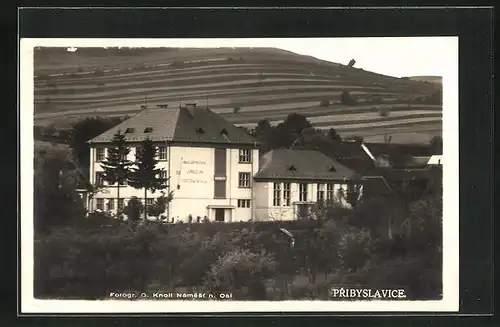 AK Pribyslavice, Ortspartie mit Gebäudeansicht