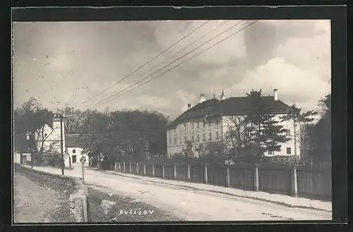 AK Budisov, Strassenpartie mit grossem Gebäude