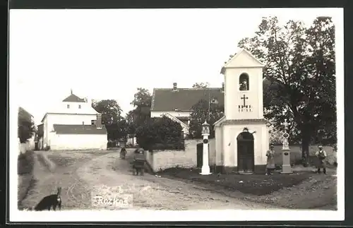 Foto-AK Rozkos, Kleine Kapelle im Ort