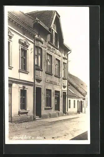 AK Jaromerice n. Rok., Strassenpartie mit Museum