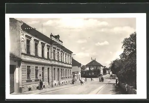 AK Hrotovice, Strassenpartie mit grossem Gebäude