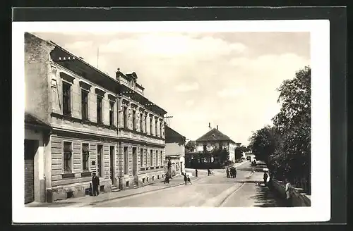 AK Hrotovice, Strassenpartie mit grossem Gebäude