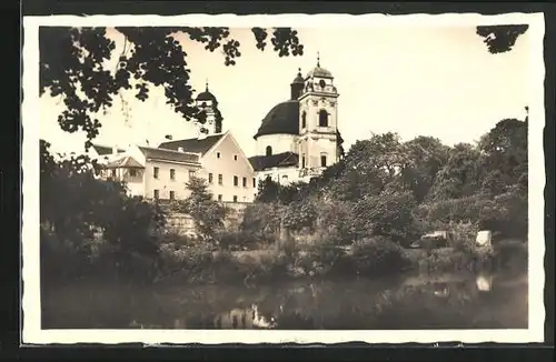 AK Jaromerice n Rok, Uferpartie mit Kirche