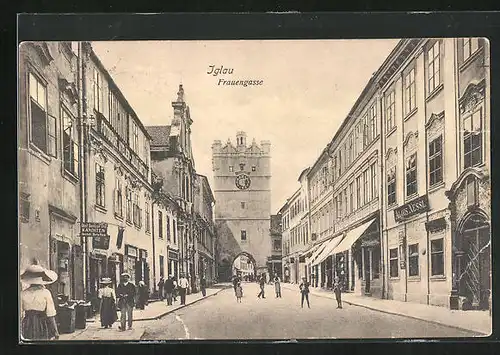 AK Iglau, Frauengasse mit Geschäften und Tor