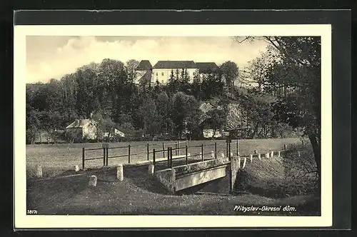 AK Pribyslav-Okresní dum, Bachbrücke mit Blick auf Schloss