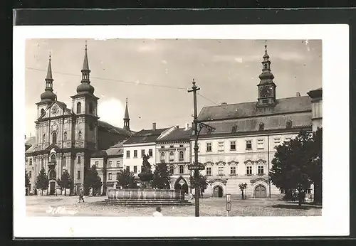 AK Jiklava, Brunnen am Kirchplatz mit Rathaus