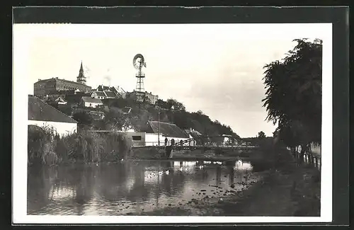 AK Jemnice na Morave, Entenfamilie auf dem Fluss, Schloss