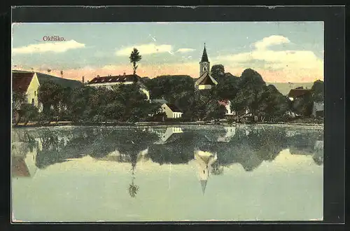 AK Okrisko, Ortspartie am See im Abendlicht