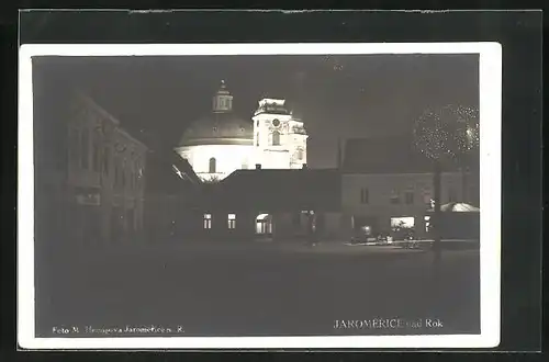 AK Jaromerice nad Rok, Ortspartie bei Nacht