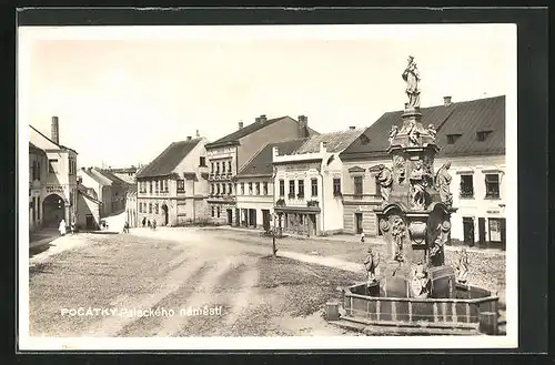 AK Pocátky, Palackeho namesti, Platz mit Brunnen