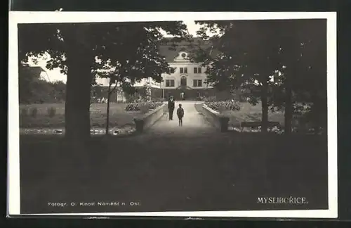 AK Mysliborice, Blick durch Bäume auf Herrenhaus
