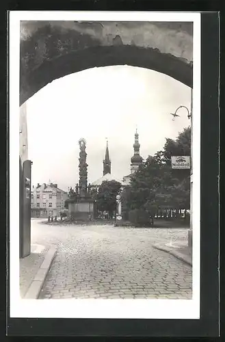 AK Polná, Blick durch Burgtor auf Denkmal