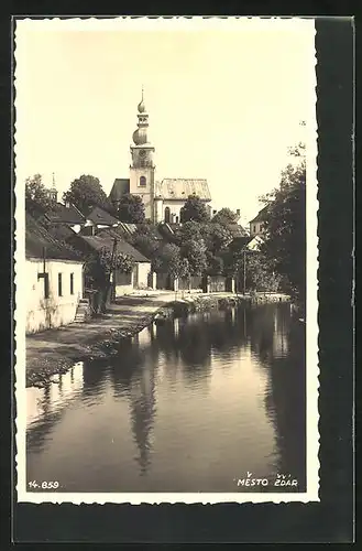 AK Mesto Zdár, Partie am Fluss mit Kirche