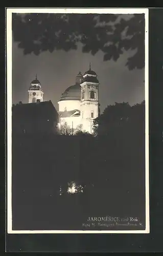 AK Jaromerice nad Rok., Schlossturm beleuchtet bei Nacht