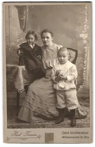 Fotografie Paul Tornow, Ober-Schöneweide, Wilhelmienhof-Strasse 82, Portrait bürgerl. Dame mit zwei Kindern, Mutterglück