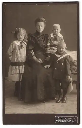 Fotografie R. Klietmann, Berlin-Adlershof, Bismarkstrasse 39, Portrait bürgerliche Dame mit drei Kindern, Mutterglück