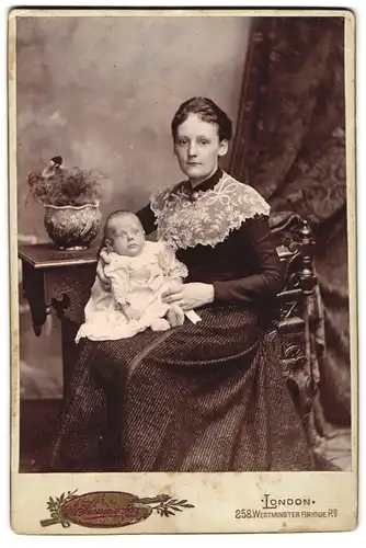 Fotografie A. Simmons, London-SE, 258, Westminster Bridge Rd., Portrait junge Dame im Kleid mit Baby auf dem Schoss